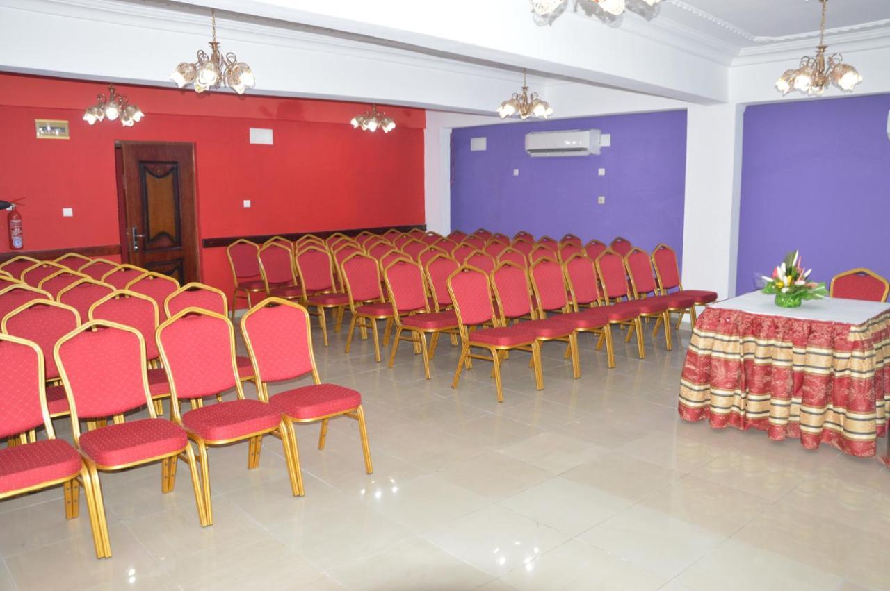 Hotel Vallee Des Princes Дуала Екстериор снимка