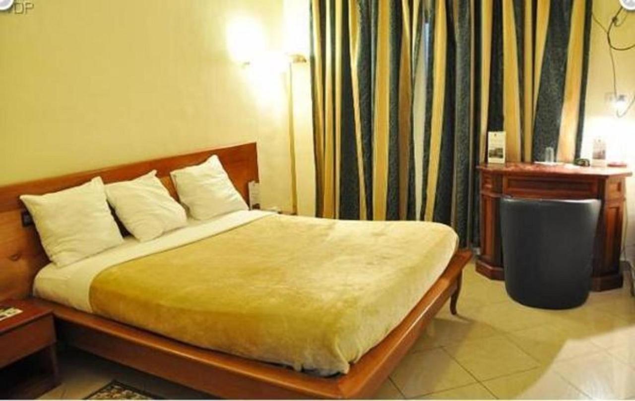Hotel Vallee Des Princes Дуала Екстериор снимка