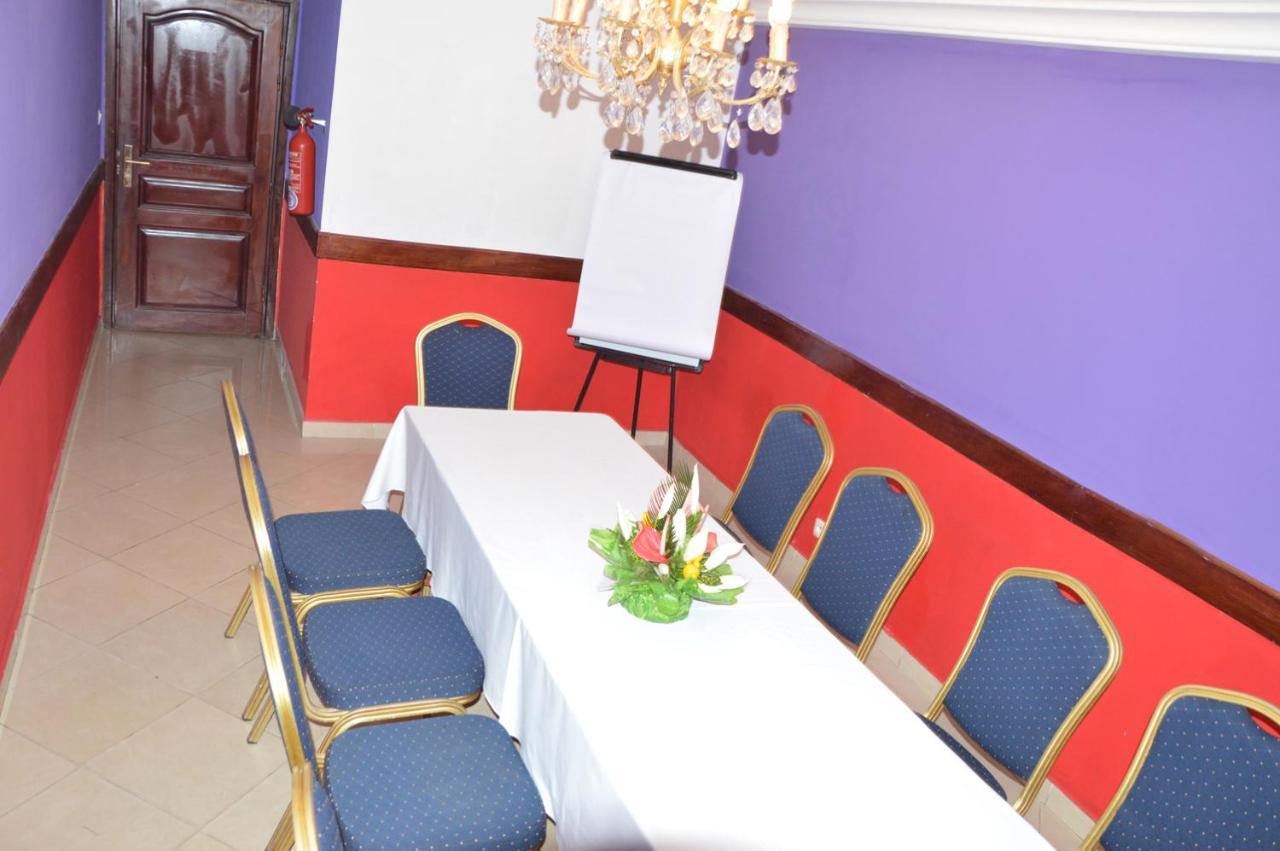 Hotel Vallee Des Princes Дуала Екстериор снимка