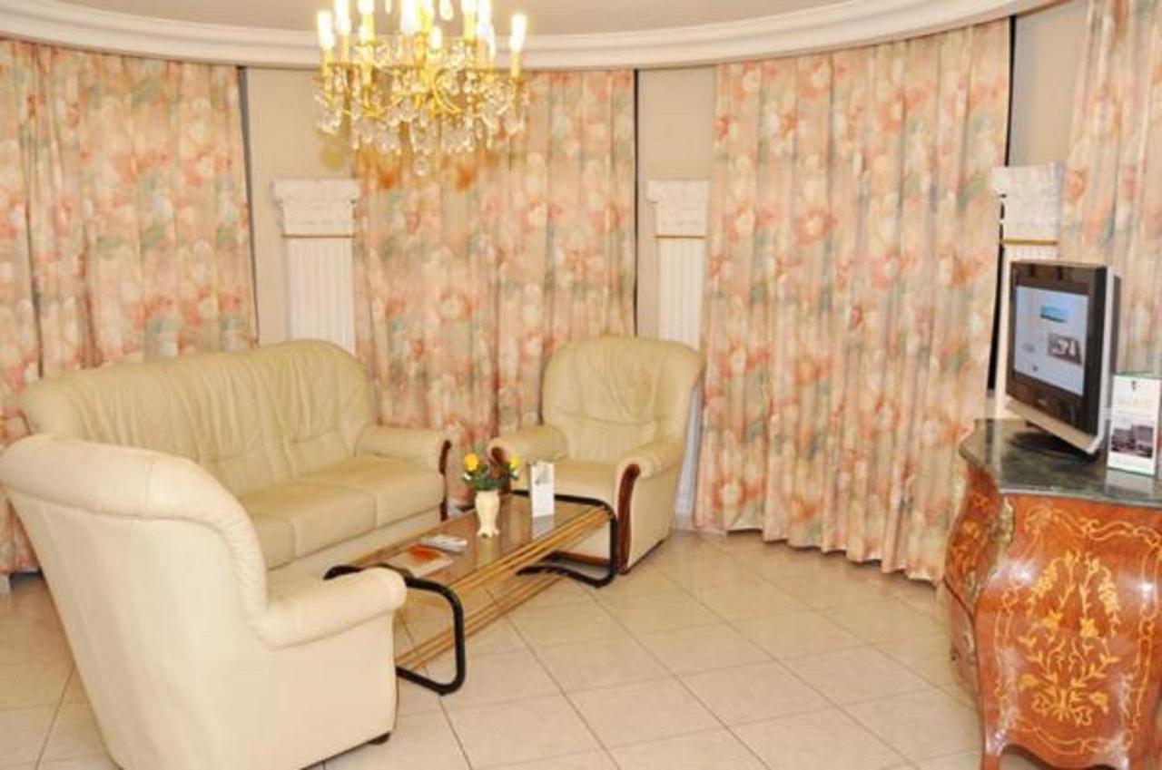 Hotel Vallee Des Princes Дуала Екстериор снимка