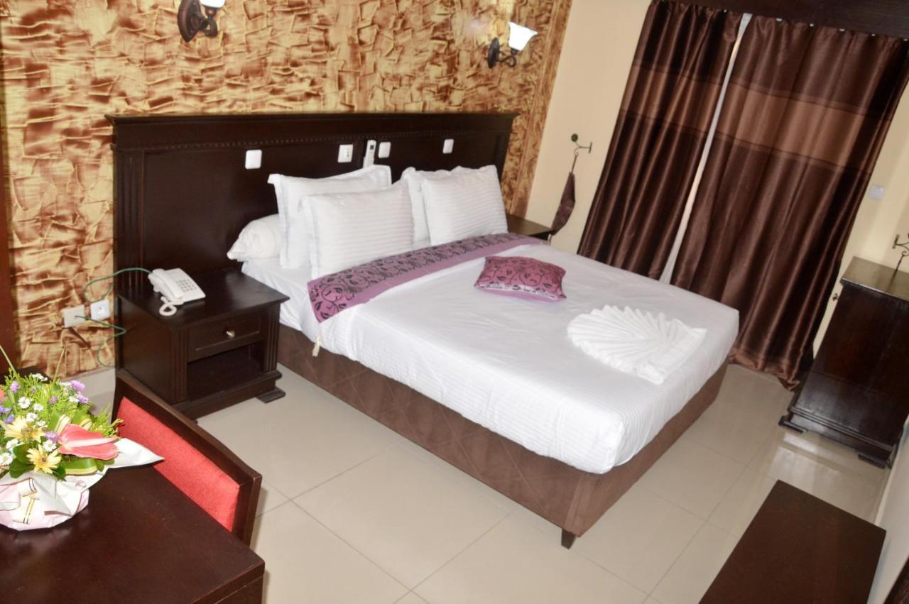 Hotel Vallee Des Princes Дуала Екстериор снимка