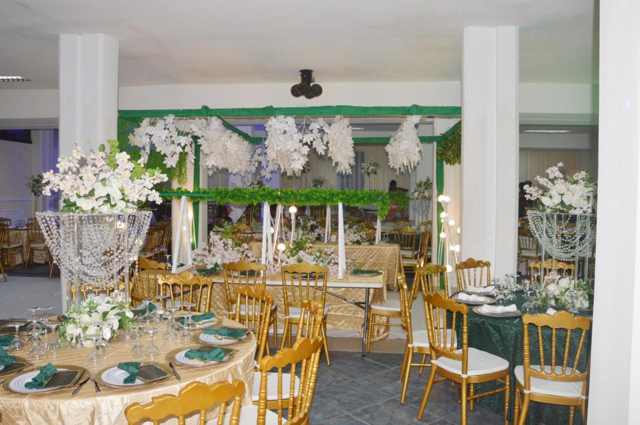 Hotel Vallee Des Princes Дуала Екстериор снимка
