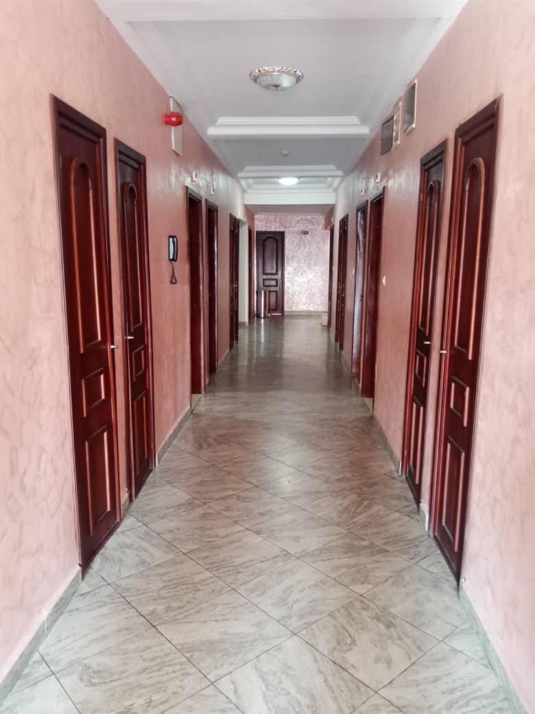 Hotel Vallee Des Princes Дуала Екстериор снимка
