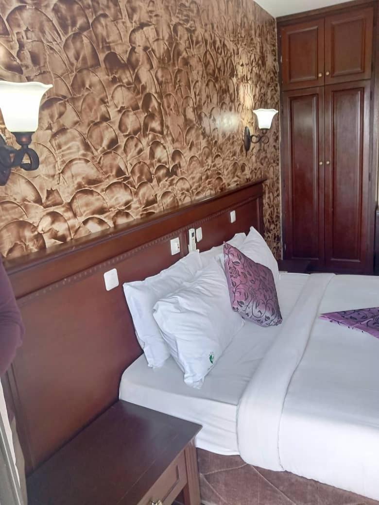 Hotel Vallee Des Princes Дуала Екстериор снимка