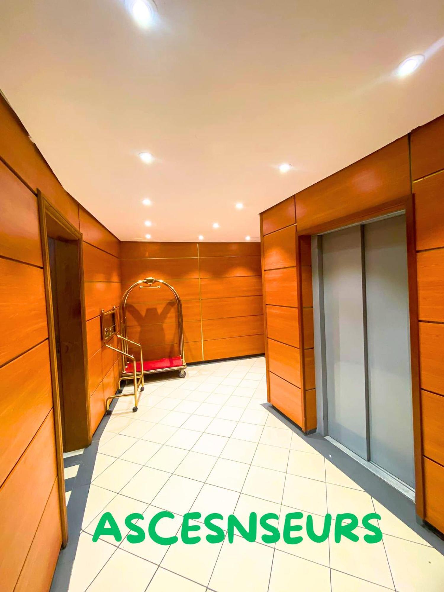 Hotel Vallee Des Princes Дуала Екстериор снимка