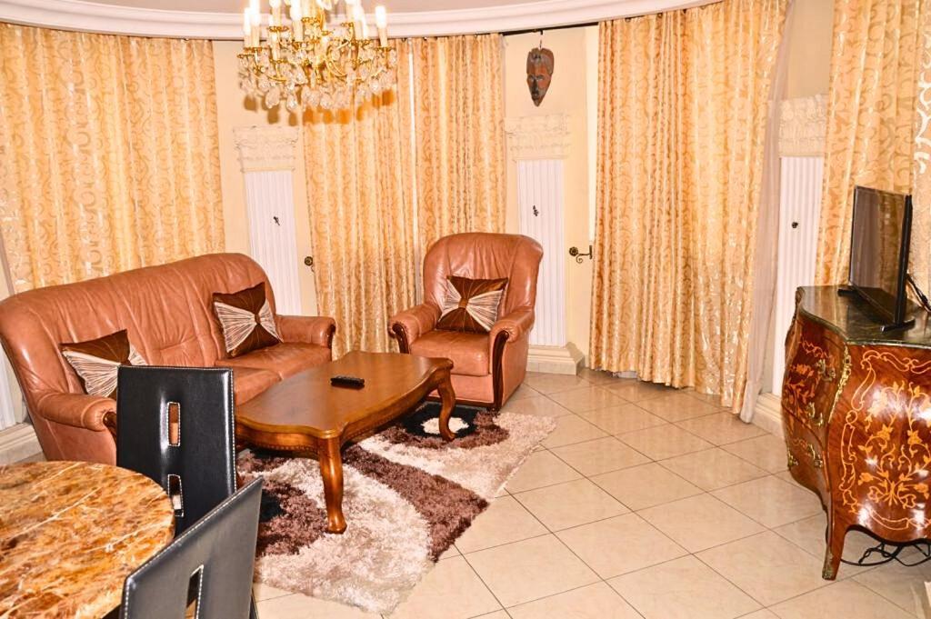 Hotel Vallee Des Princes Дуала Екстериор снимка